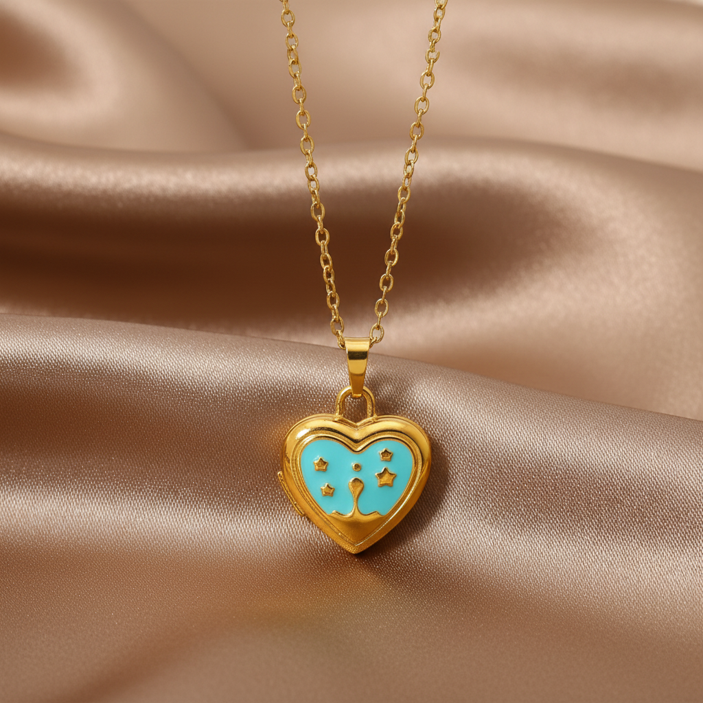 Collier doré en acier inoxydable 316L à maille forçat fine avec pendentif cœur ouvert émail bleu.