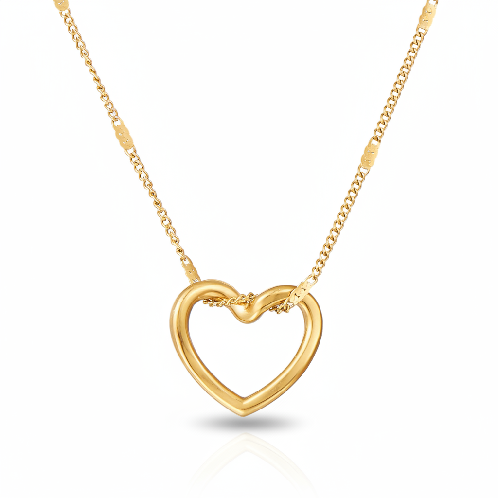 Gros plan sur un collier doré en acier inoxydable 316L à chaîne maillons cubains fins alternés mailles plates et petit cœur ajouré.