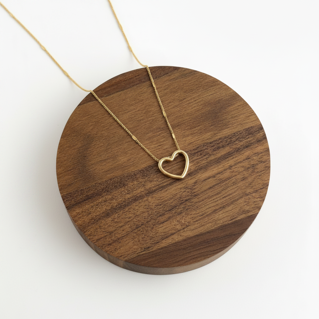Collier en acier inoxydable 316L doré à chaîne maillons cubains fins alternés mailles plates et petit cœur ajouré.
