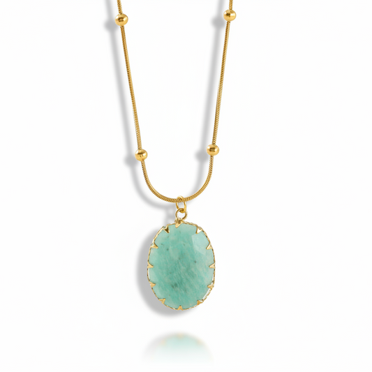 Gros plan sur un collier doré en acier inoxydable 316L à chaîne serpent perlée orné d'un pendentif en Amazonite.