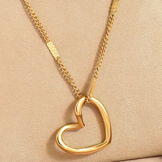 Collier doré en acier inoxydable avec chaîne fine et petit cœur ajouré