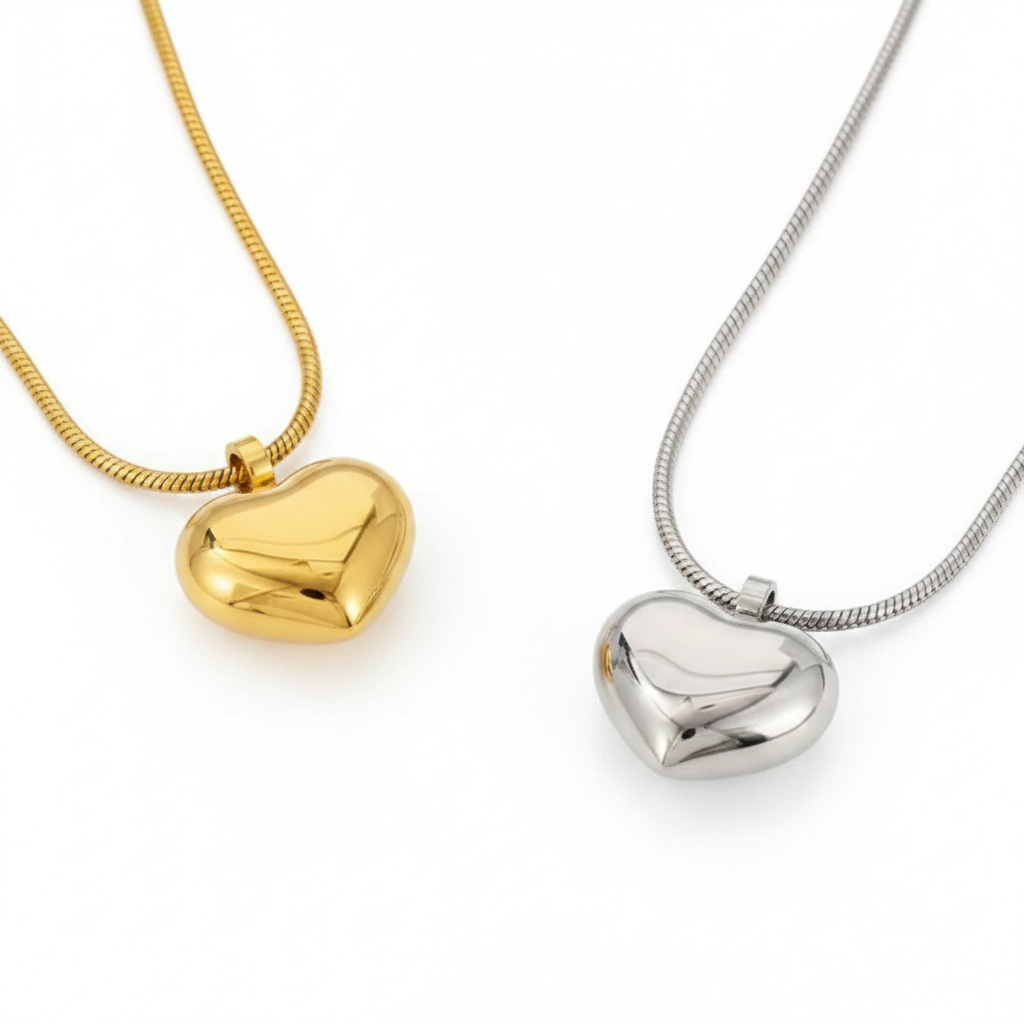 Collier doré et argenté en acier inoxydable 316L à maille serpent de 50 cm avec pendentif cœur exagéré.