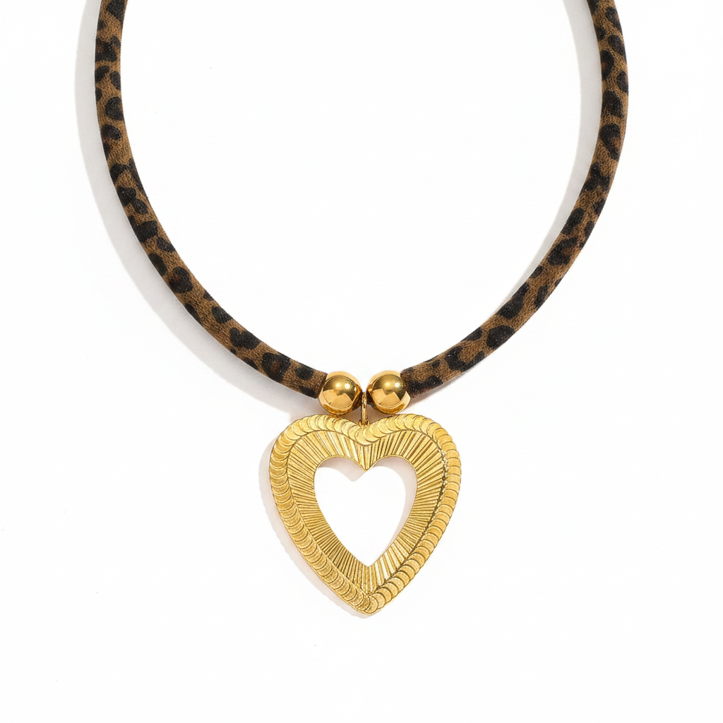 Collier ras-de-cou à cordon imprimé léopard avec pendentif coeur stylisé en acier inoxydable 316L doré.