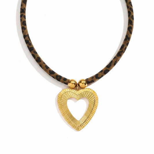 Collier ras-de-cou à cordon imprimé léopard avec pendentif coeur stylisé en acier inoxydable 316L doré.