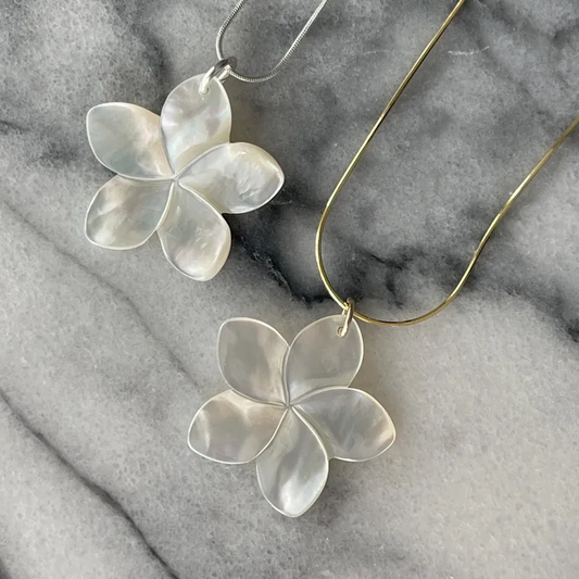 Collier VAHINE en acier inoxydable et pendentif Fleur en nacre