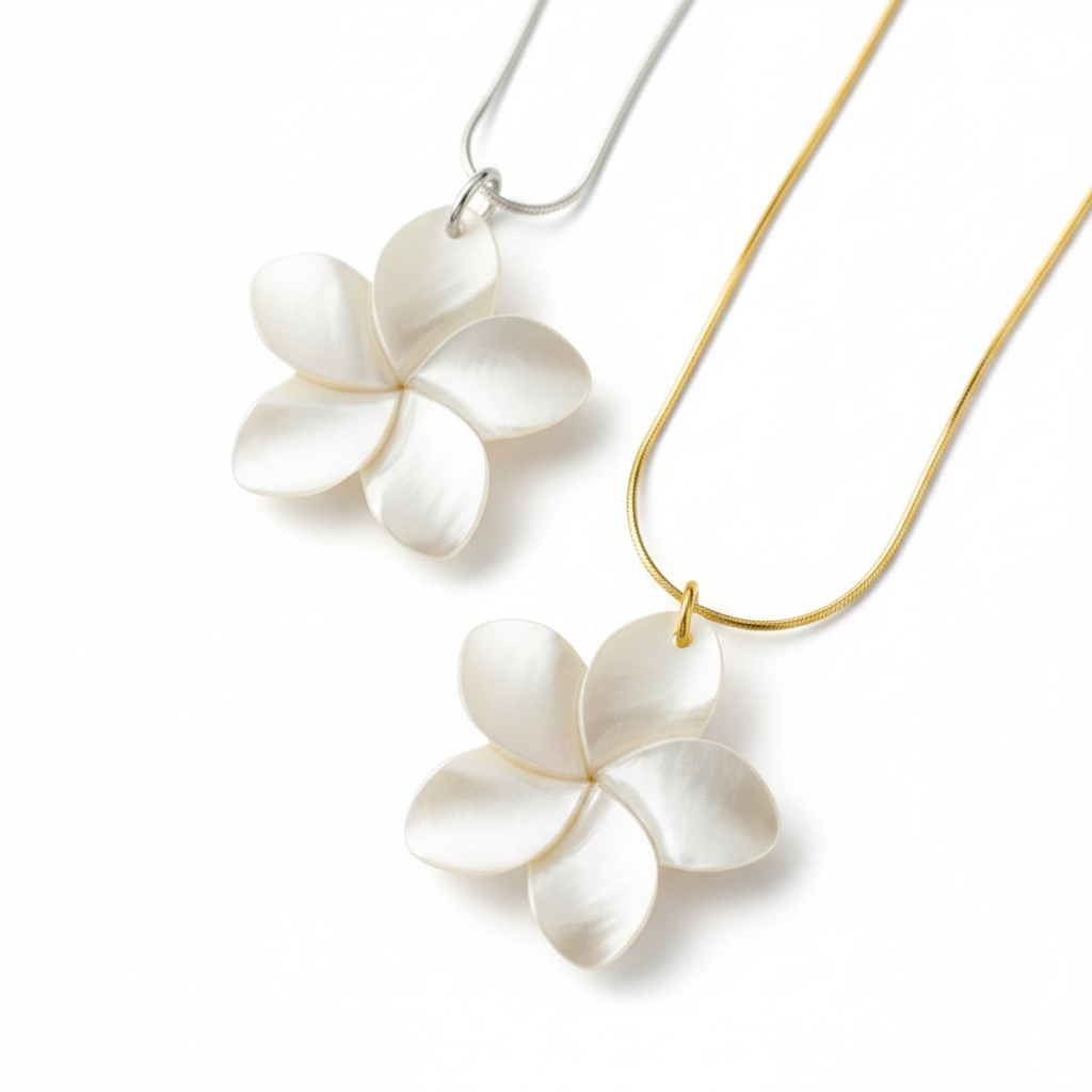 Collier argenté et doré en acier inoxydable à maille serpent et pendentif fleur en nacre.