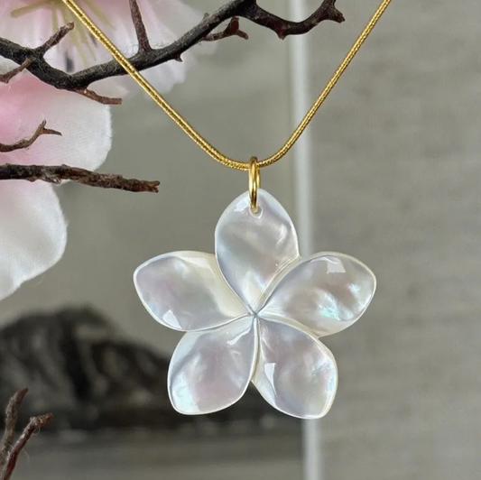 Collier maille serpent doré en acier inoxydable, pendentif fleur en nacre, bijou bohème Swann Bijoux Guadeloupe