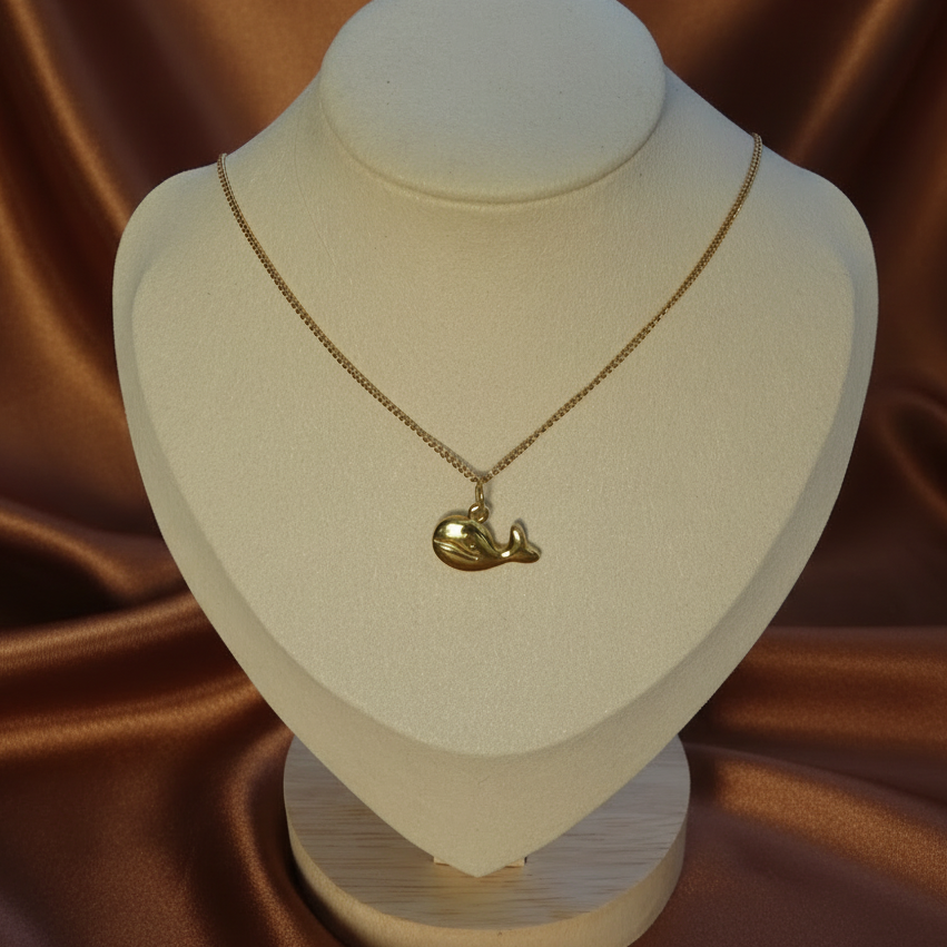 Collier en acier inoxydable 316L doré, à chaîne fine maille gourmette et pendentif baleine.