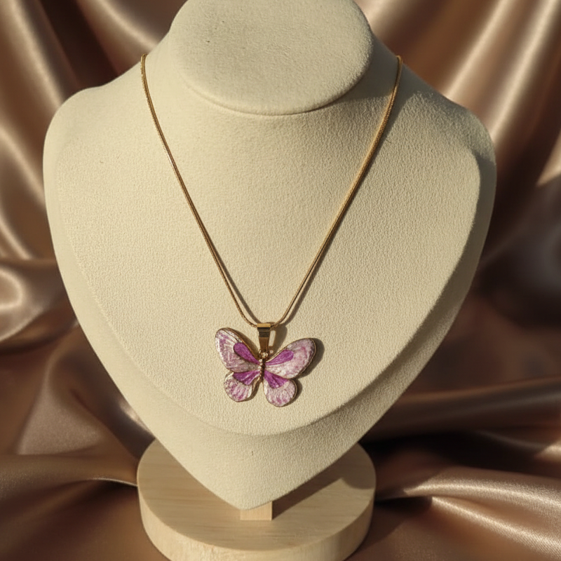 Collier en acier  inox 316 L doré avec pendentif papillon en émail rose et violet et sa chaîne fine maille serpent.