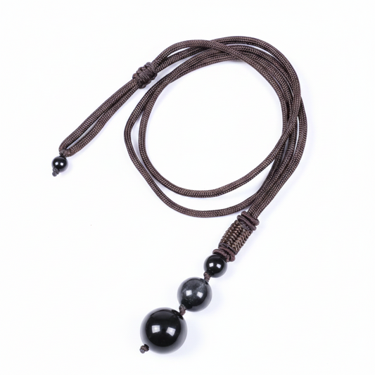 Pendentif trio en obsidienne boules de 16, 12 et 8 mm avec cordon en nylon marron.