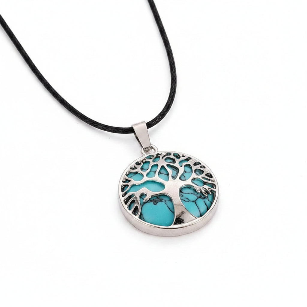 Collier avec pendentif rond Arbre de Vie en turquoise naturelle et acier inoxydable argenté sur cordon en cuir noir.
