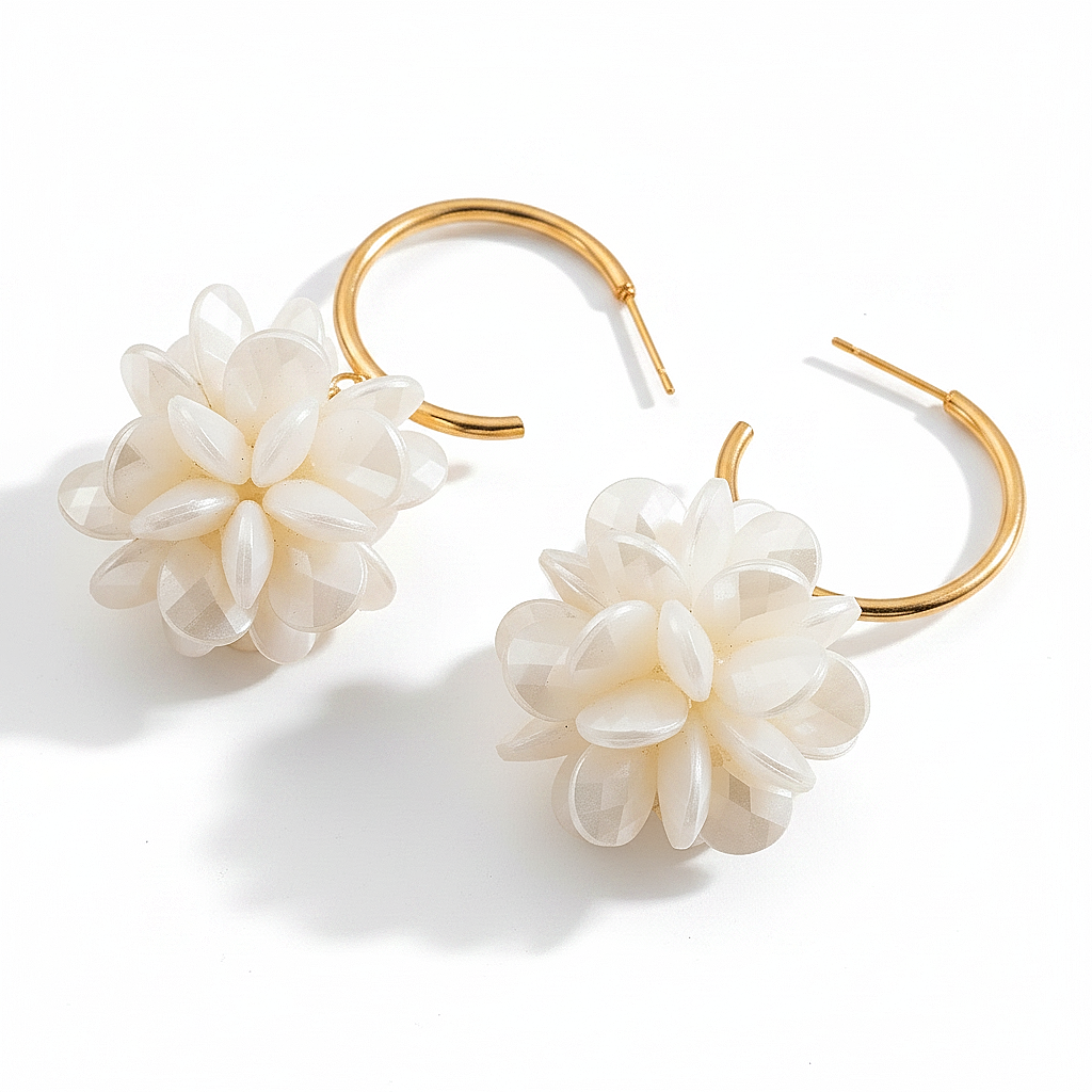 Créoles en acier inoxydable doré avec grande fleur ornée de pétales blancs nacrés effet pivoine.
