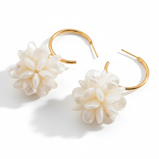 Créoles en acier inoxydable doré avec grande fleur ornée de pétales blancs nacrés effet pivoine.