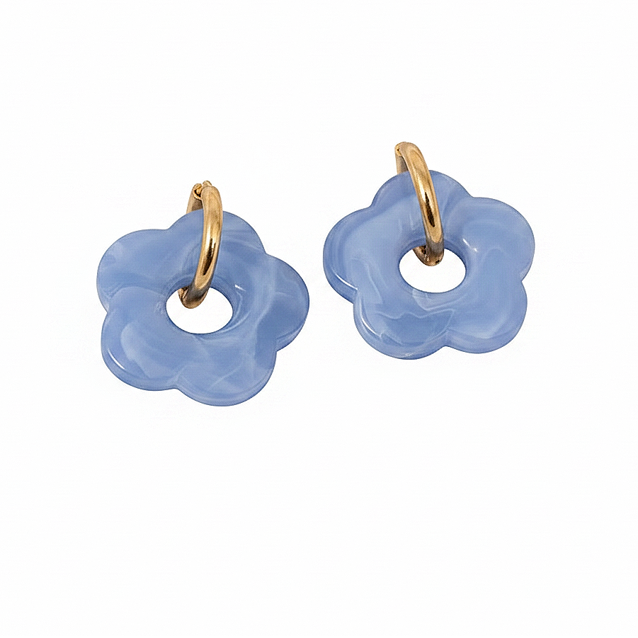 Créoles en acier inoxydable doré avec fleur en acrylique bleu.