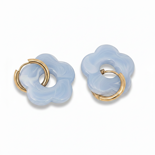 Créoles en acier inoxydable doré avec fleur en acrylique bleu ciel.
