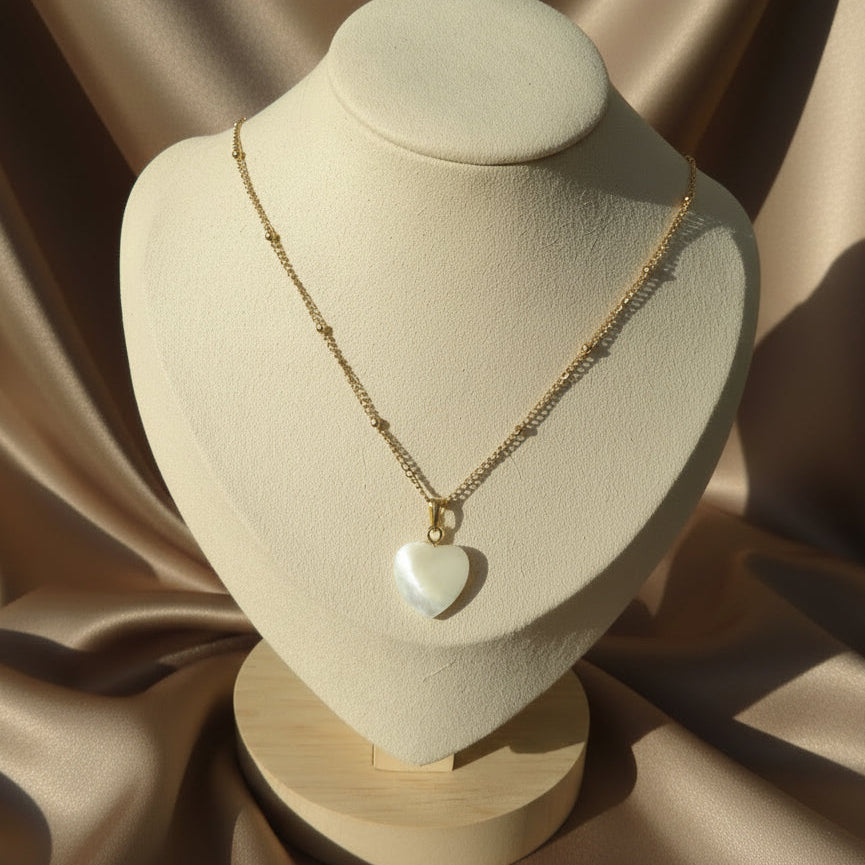 Collier doré en acier inoxydable à maille gourmette perlée fine, orné d’un pendentif cœur en nacre.