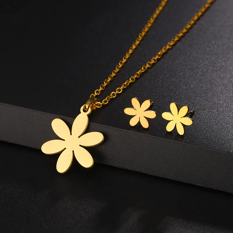 Parure petite fleur dorée en acier inoxydable 316L composée d’un collier pendentif 1,5 cm et de boucles d’oreilles 1 cm, finition polie