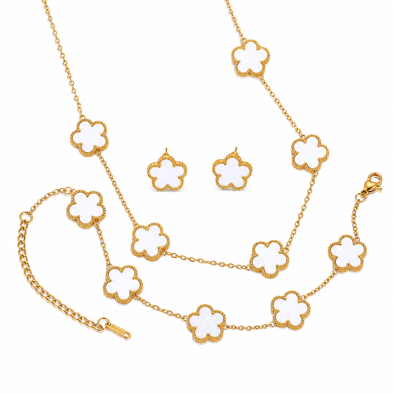 Parure comprenant bracelet, collier et boucles en acier inoxydable 316L doré ornés de petites fleurs en nacre.