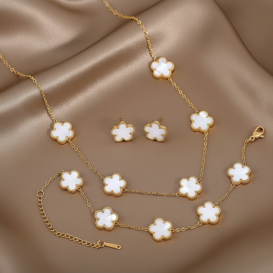 Parure comprenant bracelet, collier et boucles en acier inoxydable 316L doré ornés de petites fleurs en nacre.