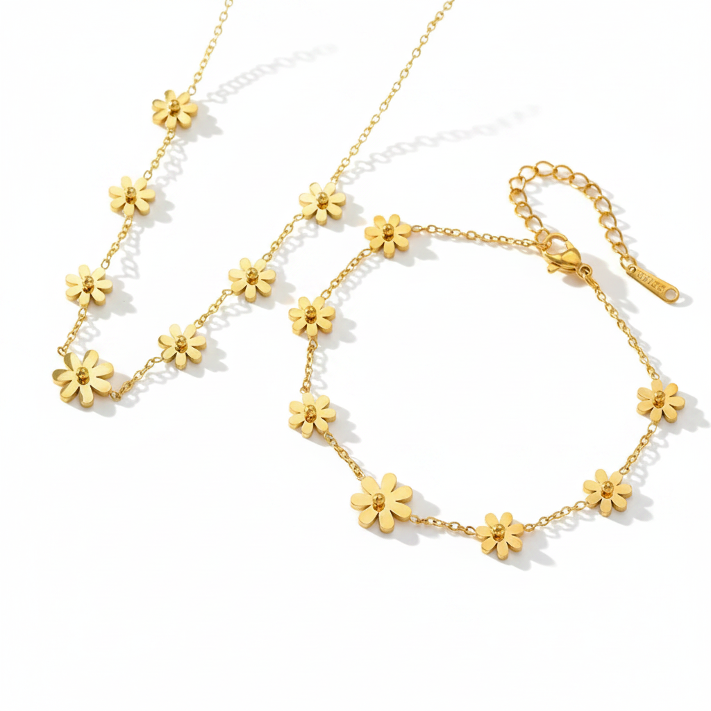 Parure composée d'un collier et d'un bracelet en acier inoxydable 316L doré ornée de petites fleurs.