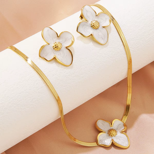 Parure FIDJI – Collier & boucles d’oreilles Fleur blanche en acier inoxydable doré