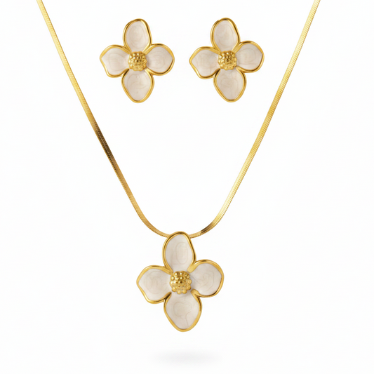 Parure à grande fleur émaillée blanc en acier inoxydable doré composée d'un collier à maille serpent et boucles d'oreilles.