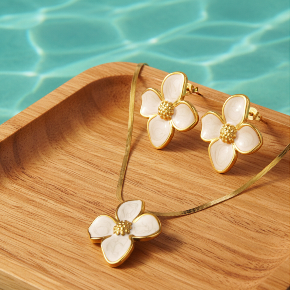 Parure à grande fleur émaillée blanc en acier inoxydable doré composée d'un collier à maille serpent et boucles d'oreilles.