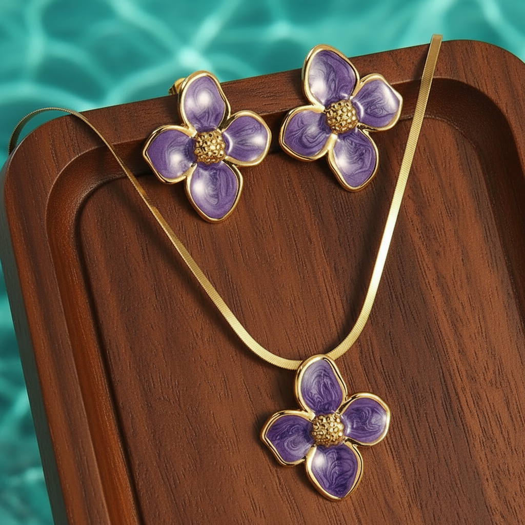 Parure à grande fleur émaillée violet en acier inoxydable doré composée d'un collier à maille serpent et boucles d'oreilles.