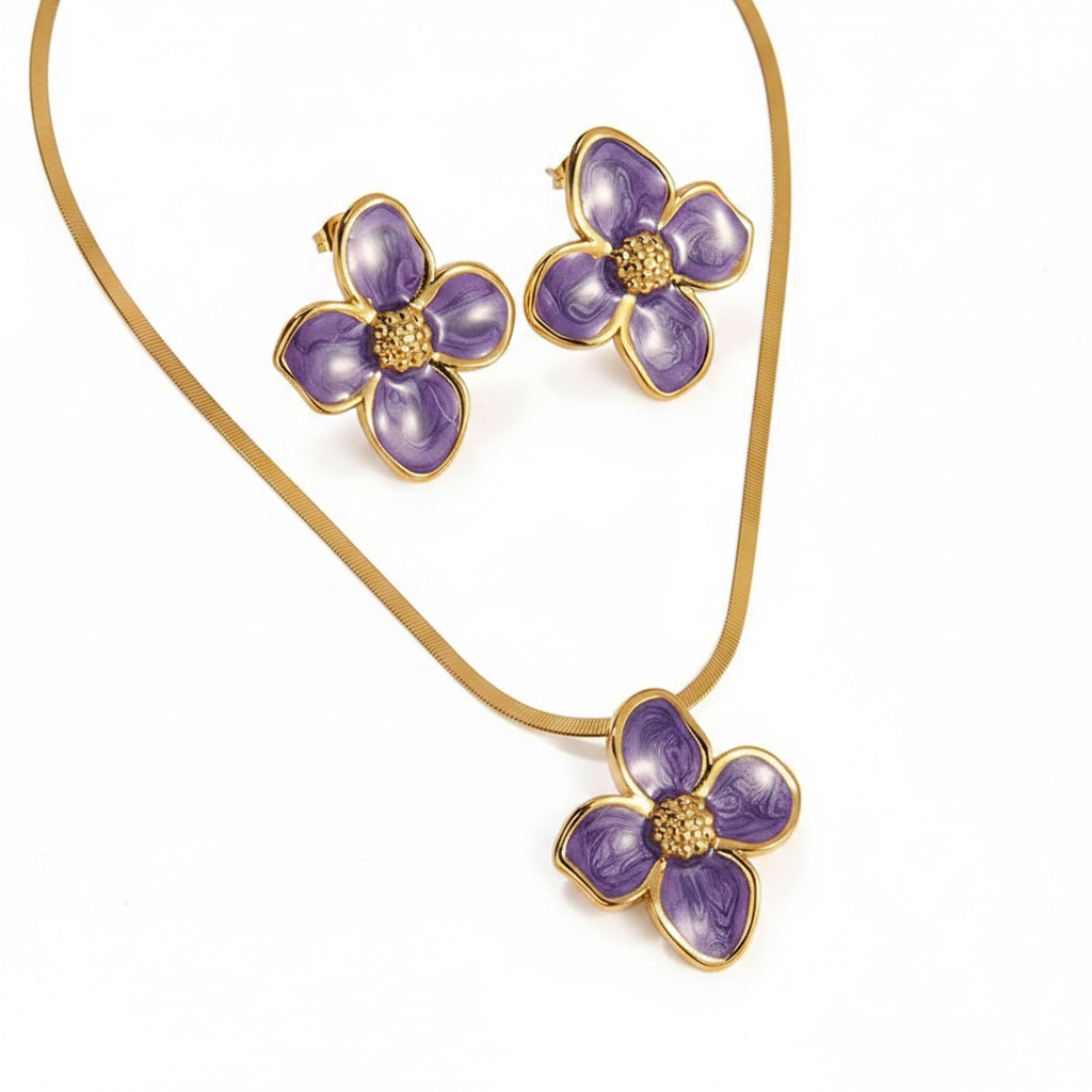Parure à grande fleur émaillée violet en acier inoxydable doré composée d'un collier à maille serpent et boucles d'oreilles.