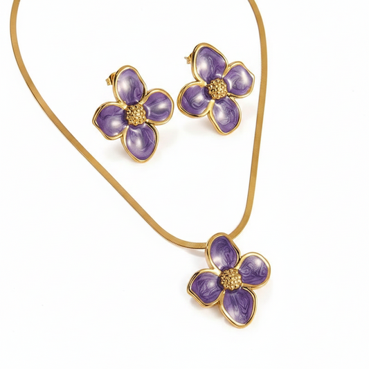 Parure à grande fleur émaillée violet en acier inoxydable doré composée d'un collier à maille serpent et boucles d'oreilles.