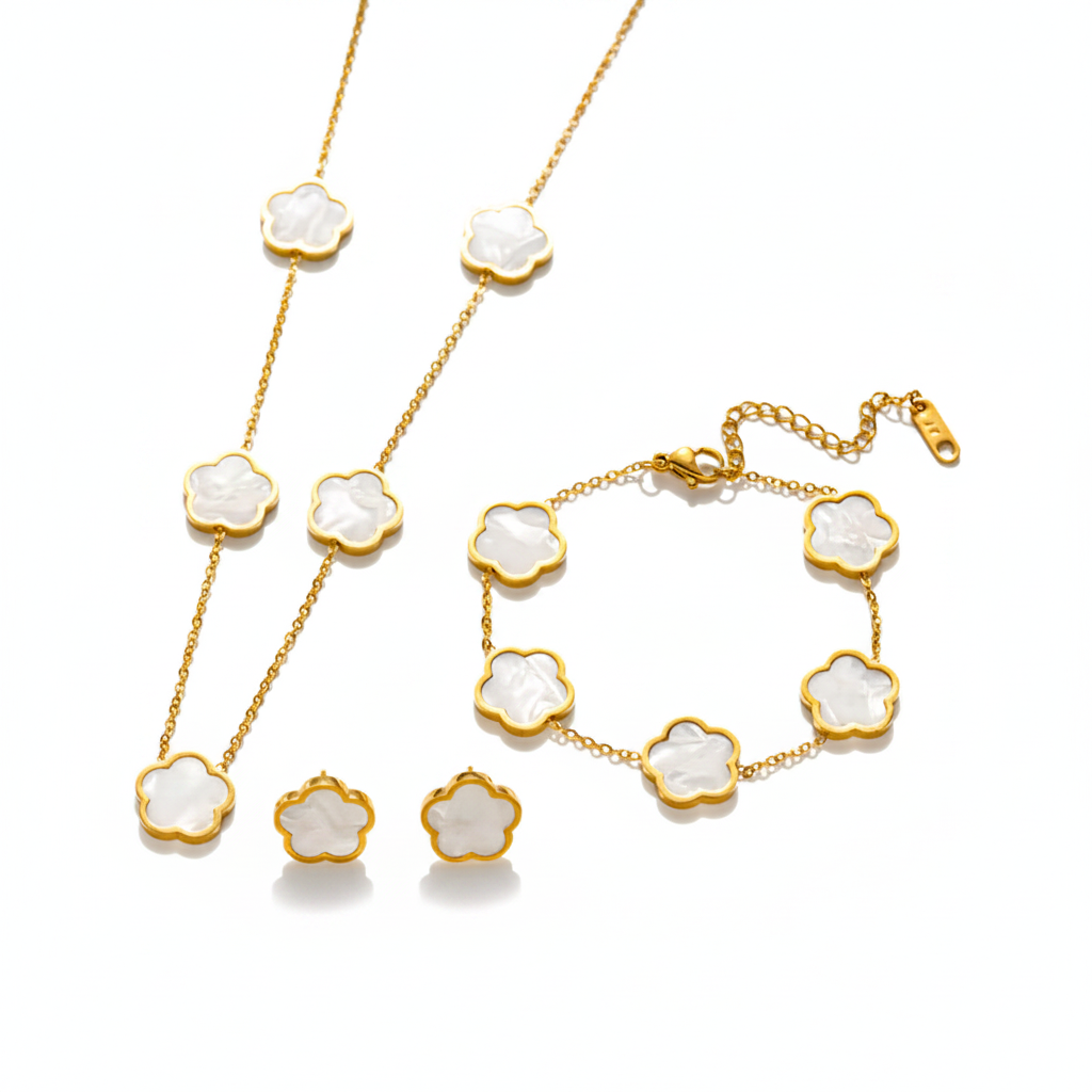 Parure comprenant bracelet, collier et boucles en acier inoxydable 316L doré ornés de petites fleurs en nacre blanche.