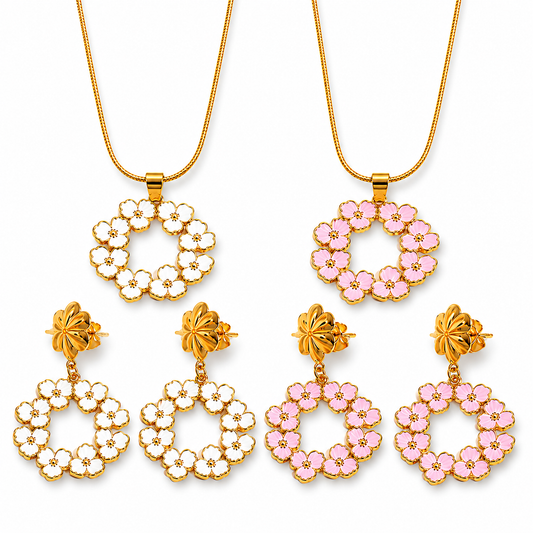 Parure comprenant un collier en acier inoxydable doré à fine chaîne serpent orné d'un pendentif  couronne de fleurs émaillé rose et les boucles 