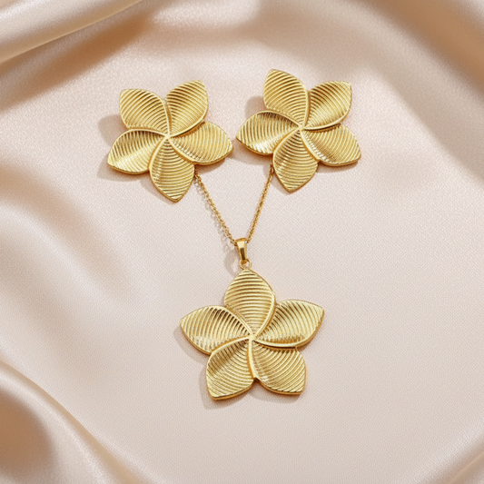 Parure collier et boucles d’oreilles fleur frangipanier en acier doré – modèle TIARE