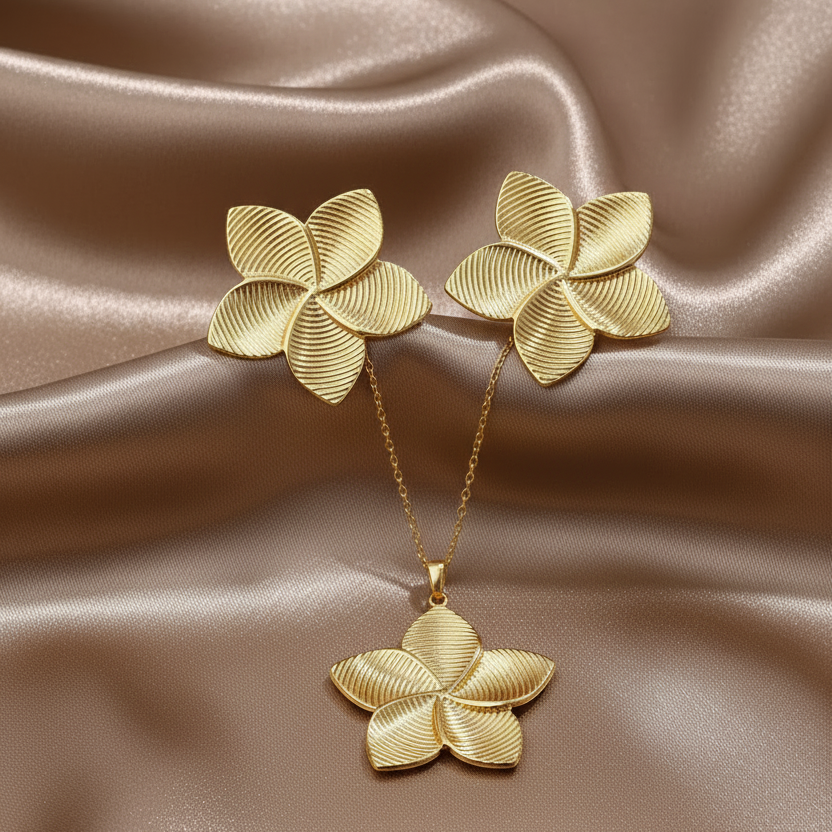 Parure dorée grande fleur de tiaré comprenant un collier et des boucles d'oreilles en acier inoxydable.