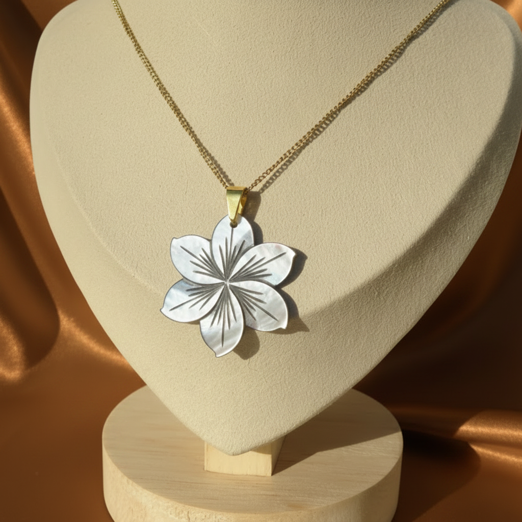 Collier en inox 316L doré à chaîne maille gourmette et pendentif fleur hibiscus en nacre grise.