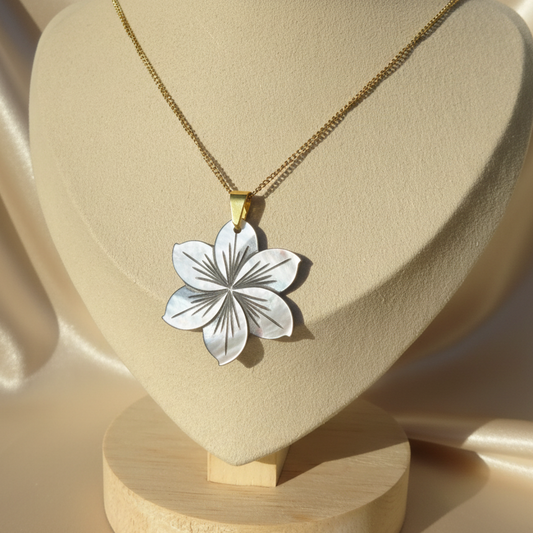 Collier en inox 316L doré à chaîne maille gourmette et pendentif fleur hibiscus en nacre grise, style des îles