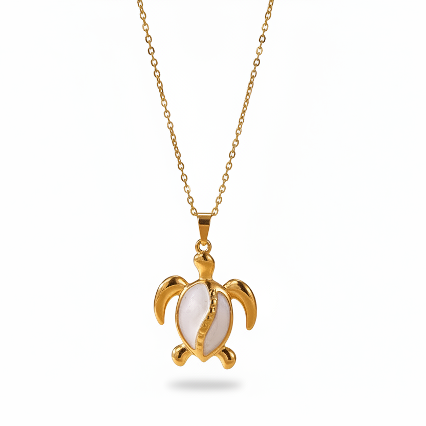 Collier doré en acier inoxydable orné d'un pendentif tortue  émaillé blanc.