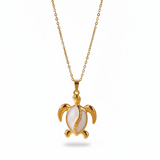 Collier doré en acier inoxydable orné d'un pendentif tortue  émaillé blanc.