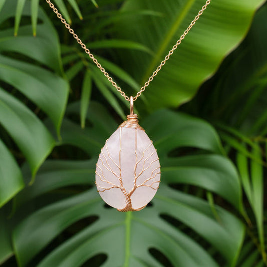 Collier doré en acier inoxydable avec pendentif Arbre de Vie en cristal de roche forme goutte d'eau.